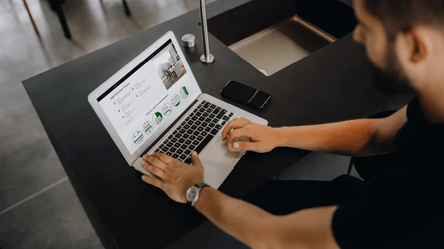Disseny web per a Ikom Surfaces — Auve Nico