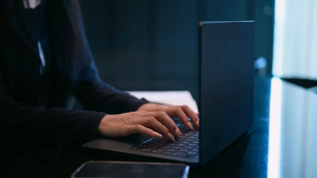 Consultor de marketing digital en Sevilla trabajando en una estrategia con el portátil